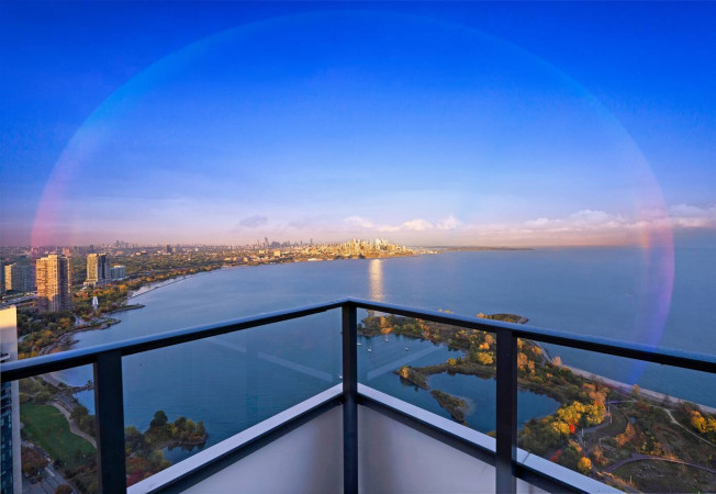 Modern Downtown Toronto condo with city views, perfect for mid-term stays managed by The Home Away From Home Developments Inc.