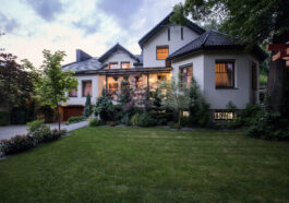 Lush summer lawn in Niagara maintained by Niagara Landscaping Lawn Care & Cleaning (NLLC)