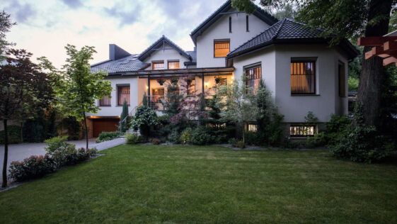 Lush summer lawn in Niagara maintained by Niagara Landscaping Lawn Care & Cleaning (NLLC)