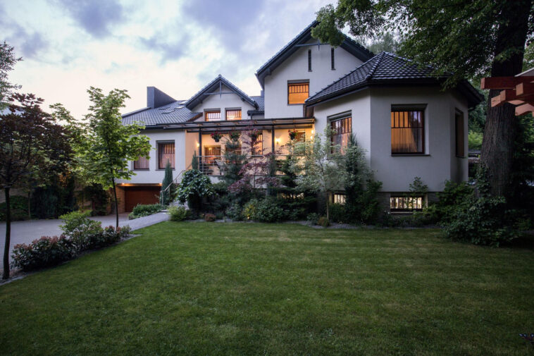 Lush summer lawn in Niagara maintained by Niagara Landscaping Lawn Care & Cleaning (NLLC)